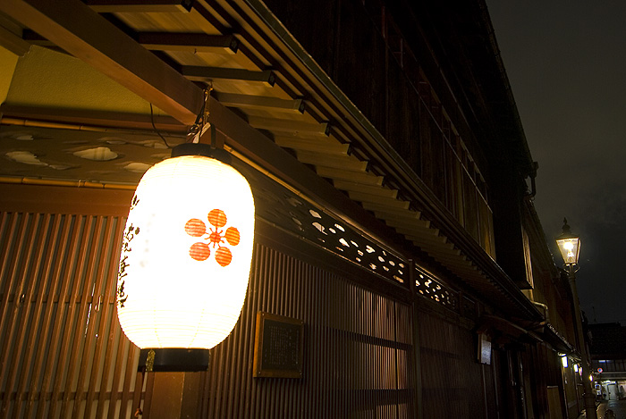 kanazawa higashi chaya lantern